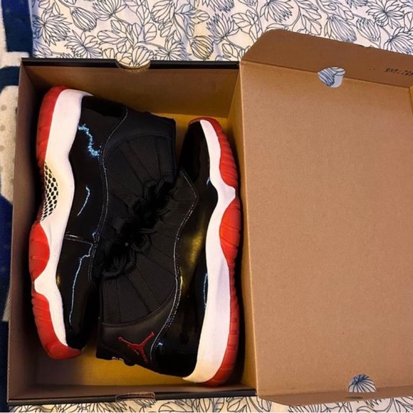 Jordan 11 Breds - Picture 2 of 7